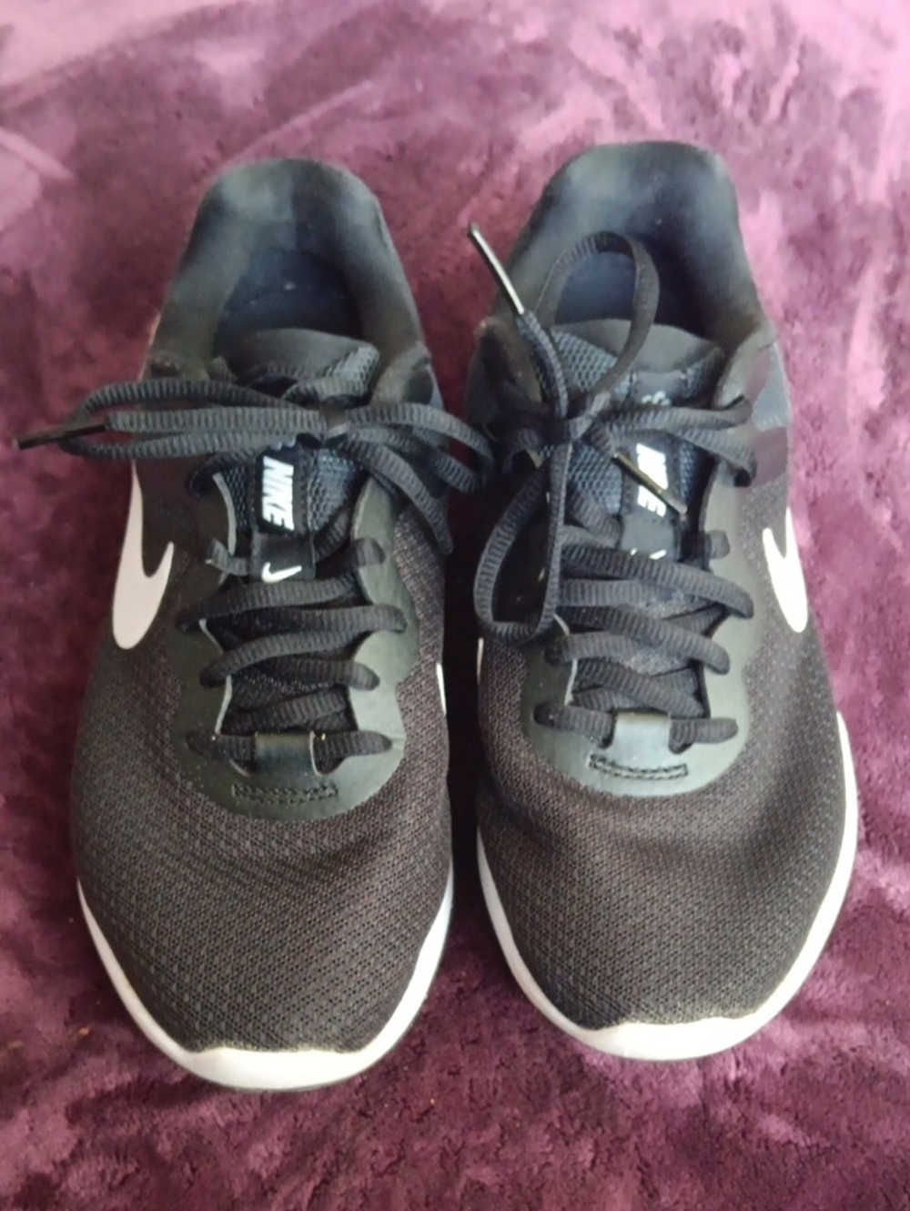 Nike Men’s Black Athletic Running Shoes with White Swoosh